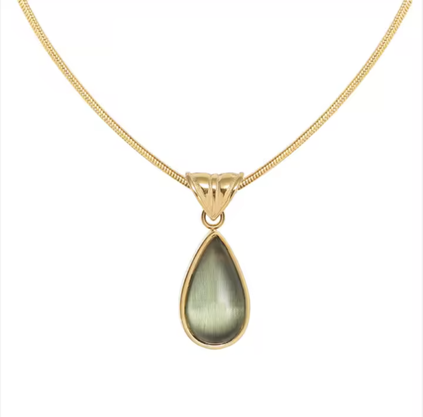Ivy – Gold Teardrop Pendant Necklace